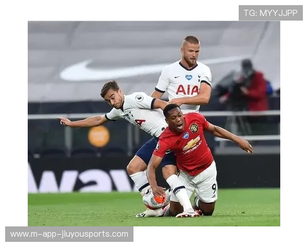 曼联争夺英超冠军，卡里克带领红魔迎战热刺